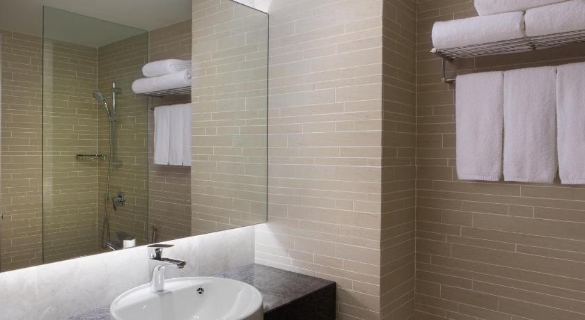 Image of 1 Bedroom Executive Suite, 1 King, River view 2