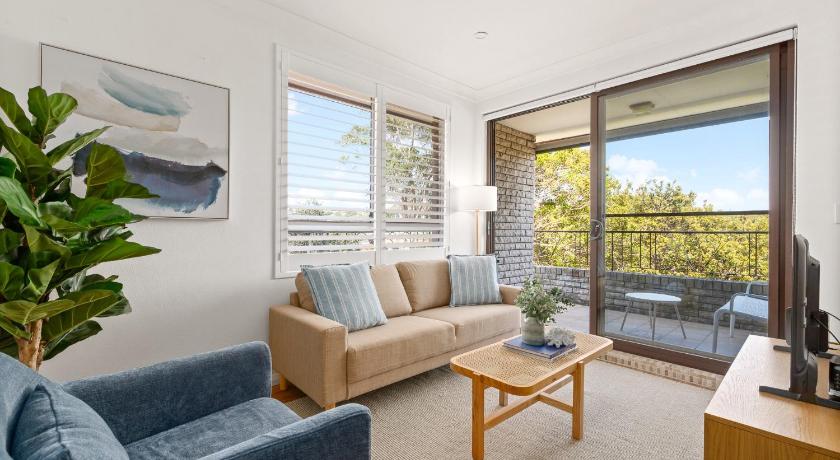 Bright 2-Bedroom Apartment Near Coogee Beach - image 11