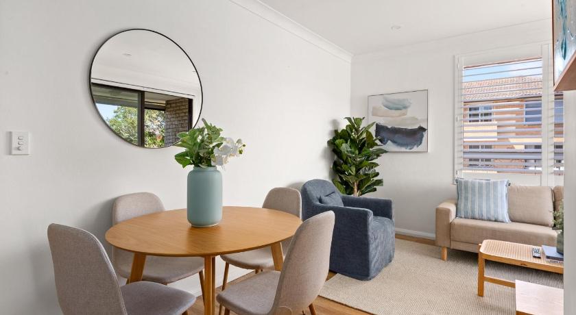Bright 2-Bedroom Apartment Near Coogee Beach - image 7