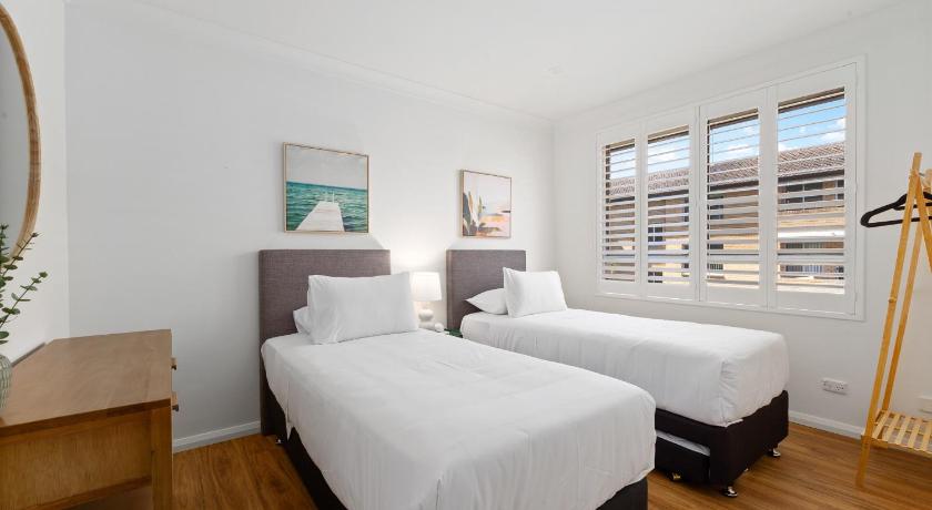 Bright 2-Bedroom Apartment Near Coogee Beach - image 13