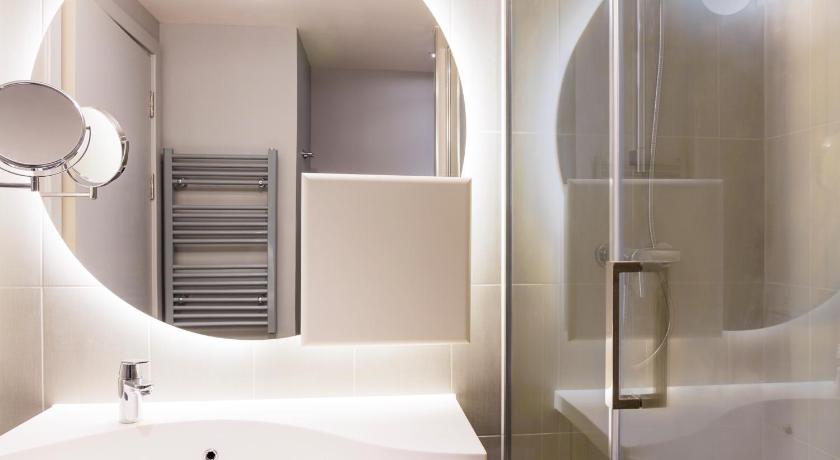 a bathroom with a sink and a mirror, Aparthotel Adagio Edinburgh Royal Mile in Edinburgh