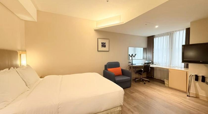 Image of 1 Queen Standard With Bathtub 0