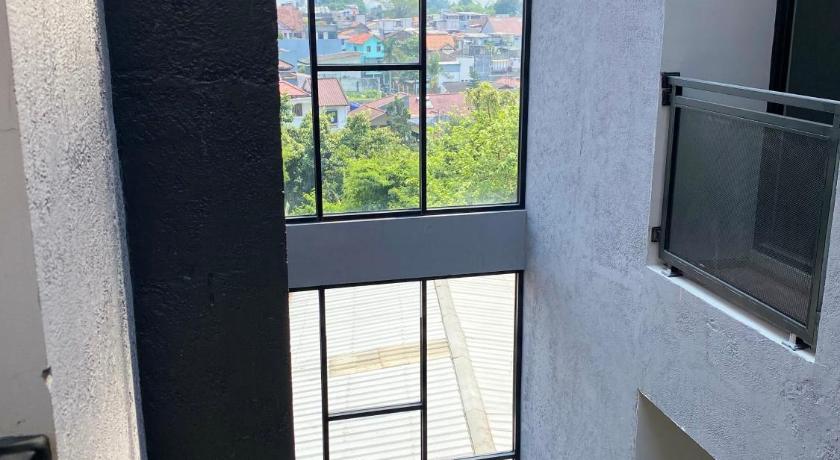 MOONSTONE – Bandung, KY