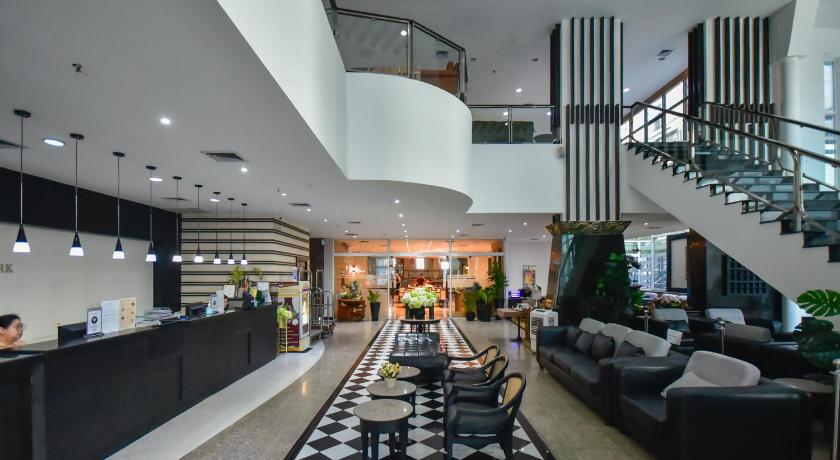 バンコク Pinnacle Lumpinee Park Hotel 3つ星 ホテル プール