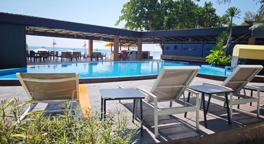 Image of Deluxe Beachfront Bungalow 4