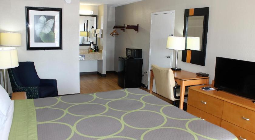 Super 8 By Wyndham Fredericksburg photo