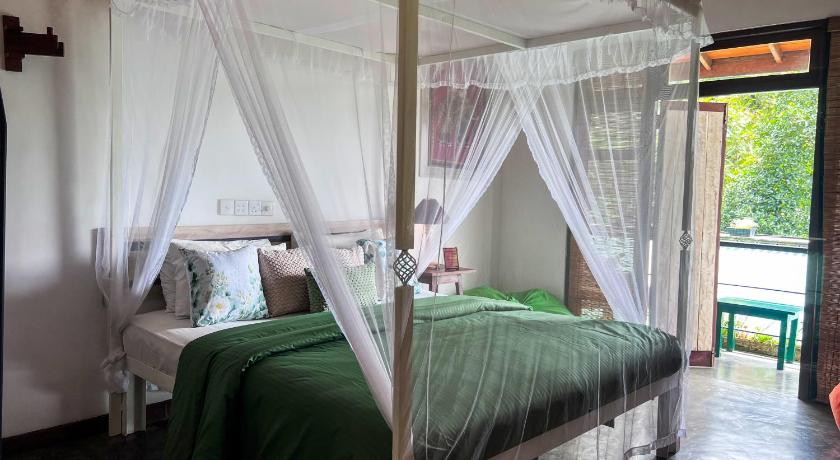 Rowinrich Cottages - image 3
