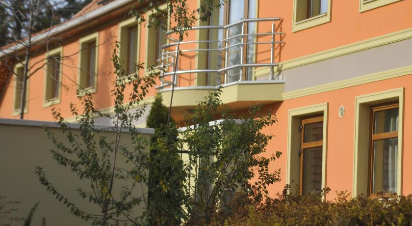 a building with a balcony and a balcony window, Publo Etterem es Panzio in Szekesfehervar