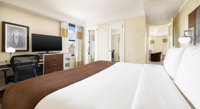 Image of Queen Suite 6
