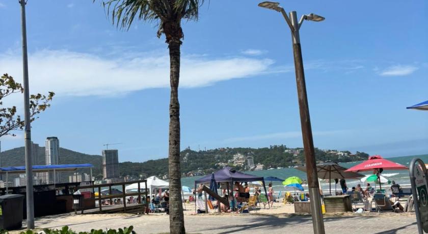 Apto climatizado amplo pé na areia - Itapema 180m da Praia