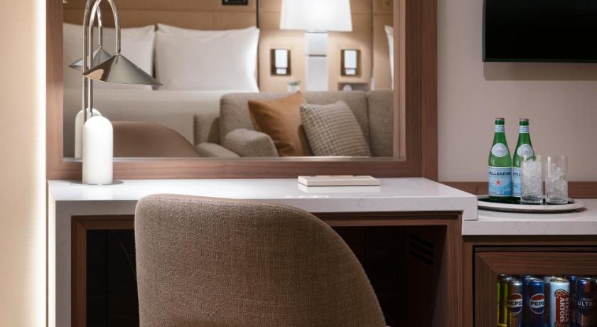 Bilde av Executive Two Queen Suite with Patio - Newly Remodeled 8