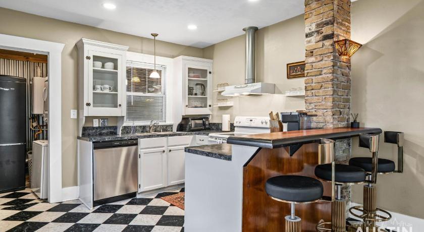 오스틴 (TX) Patio 4BR 3.5BA, Pet-Friendly East Austin Near I-35 and Rainey By Austin Vacay 4성급 숙소 레스토랑