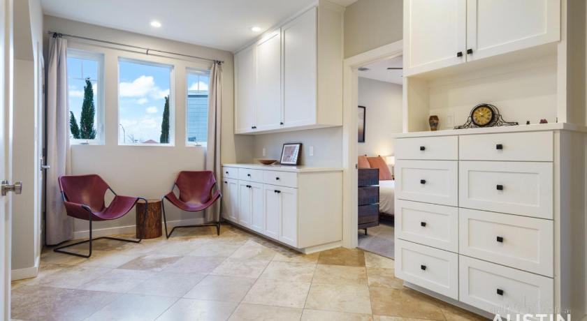오스틴 (TX) Patio 4BR 3.5BA, Pet-Friendly East Austin Near I-35 and Rainey By Austin Vacay 4성급 숙소 전망