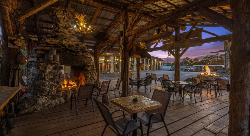 Eureka Springs Stonegate Lodge Bed, WIFI, 50in Roku TV, Salt Water Pool Room #109 4-Star Accommodation lobby