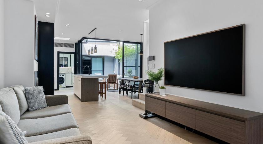 Spacious Family-Friendly 5-BR Home in Glebe