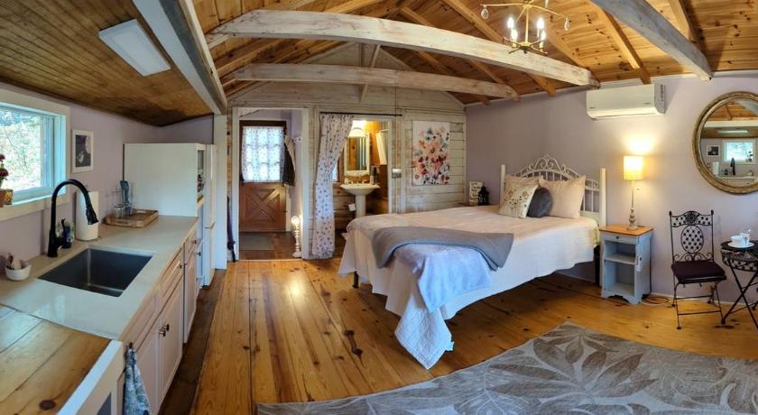 스와나노아 Peaceful Eclectic Mountain Cabin with Screened Porch Near Black Mountain | Black Mountain, NC 2성급 숙소 스위트룸