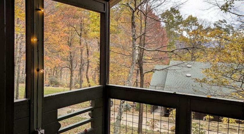 스와나노아 Peaceful Eclectic Mountain Cabin with Screened Porch Near Black Mountain | Black Mountain, NC 2성급 숙소 전망