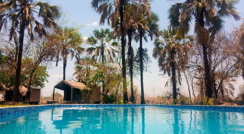 Royal South Luangwa Safaris Lodge