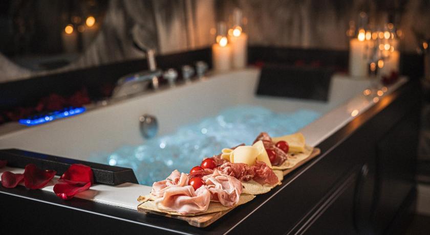 Image of King Room with Spa Bath 2