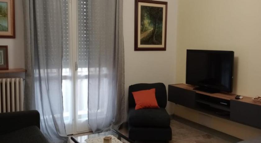 ATTENTI AL GATTO!Accommodation in the town center, on a private courtyard