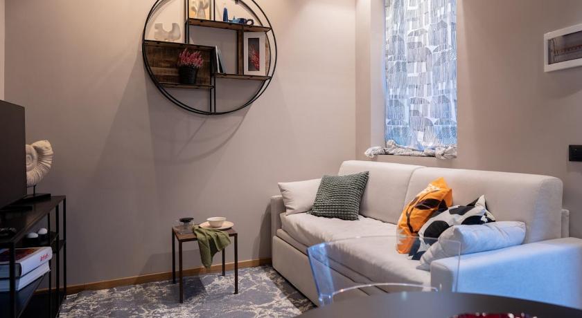 Luxury Art & Chromotherapy Apt-Hospital District4