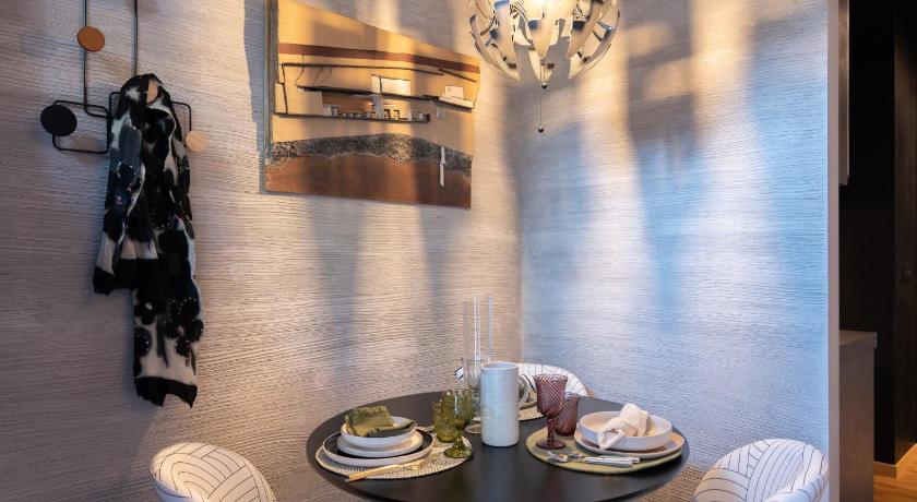 Luxury Art & Chromotherapy Apt-Hospital District5