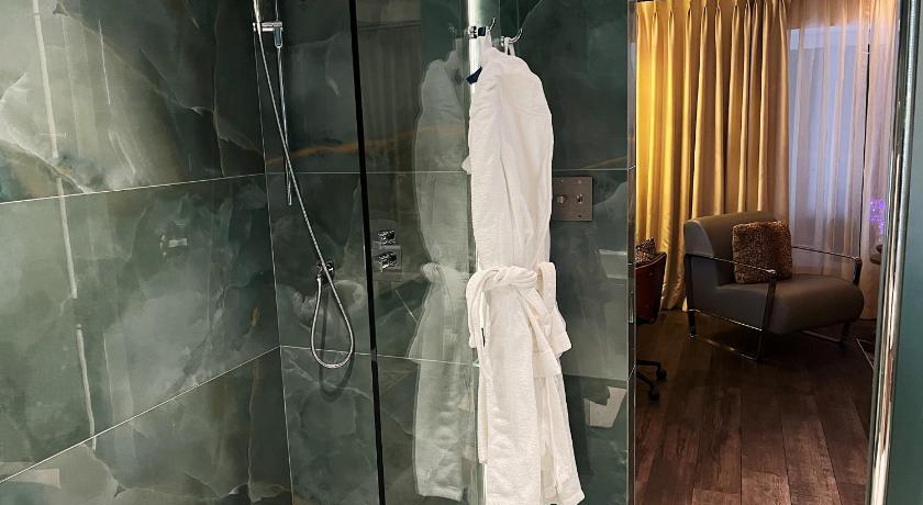 Image of Deluxe Suite with Spa Bath 13