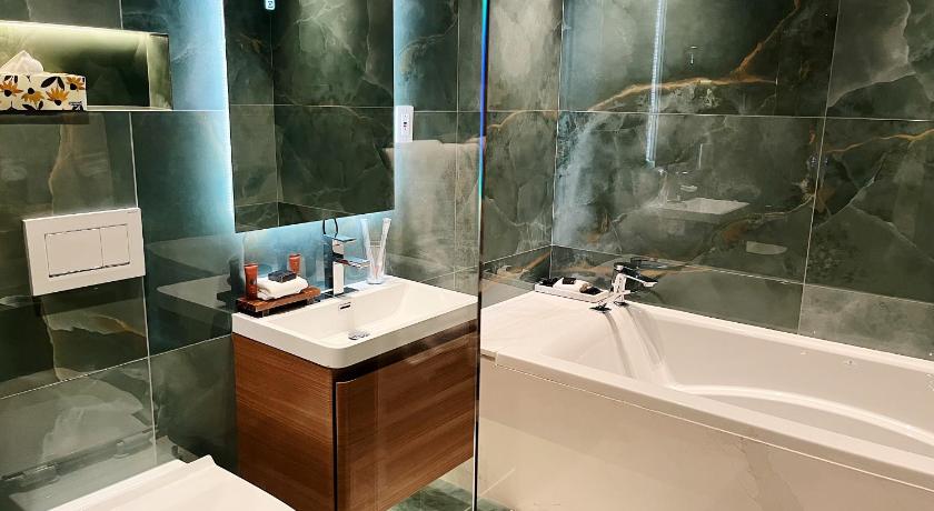 Image of Deluxe Suite with Spa Bath 2