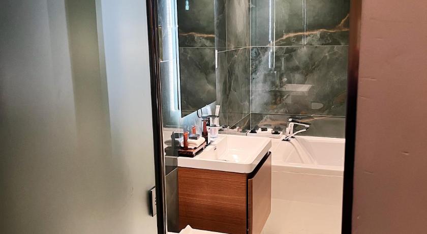 Image of Deluxe Suite with Spa Bath 9