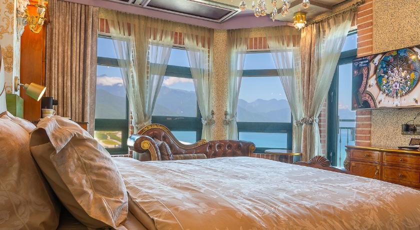 Image of Queen Room with Sea View 0
