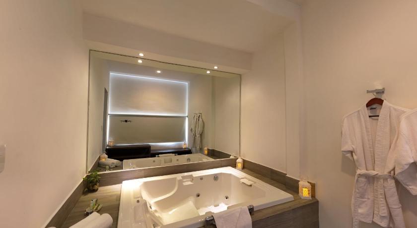 Image of King Suite With Spa Bath 2
