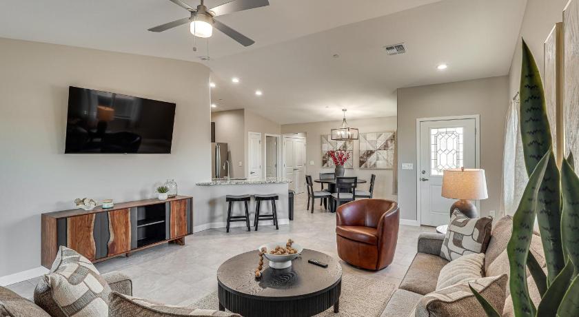 4 Mi to Lake Havasu State Park! Retreat w/ Hot Tub