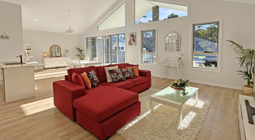 SussexGardenStays - Jervis Bay Beaches - NEW SHARE Home - 4xQueenBedrooms - PrivateBathroom-Brm1 - S