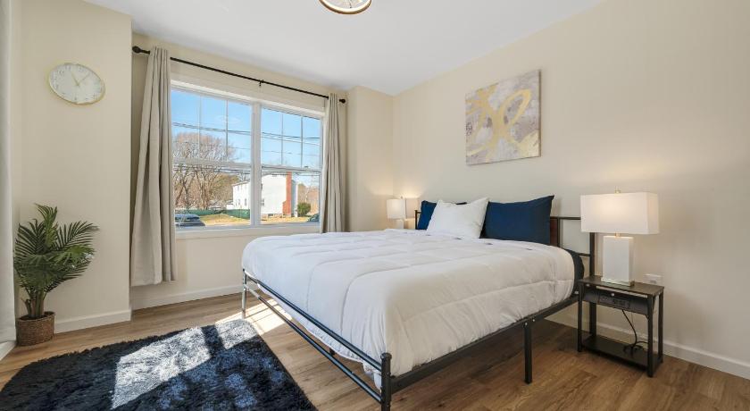 West Hartford (CT) Elegant 2 Story Bloomfield 3 Kings 2 Queens 3-Star Accommodation view