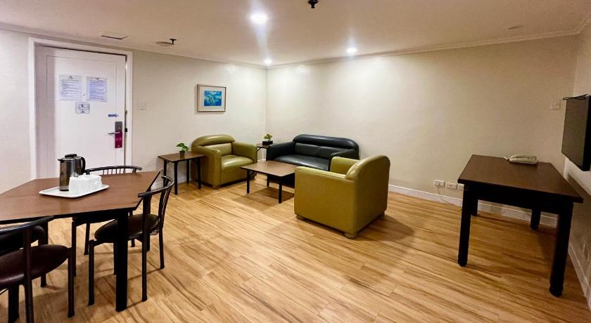 Image of Standard suite family 4