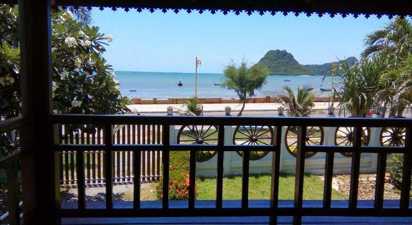 SeeSea Thai wooden house on beachfront — Hotel in Prachuap Khiri Khan