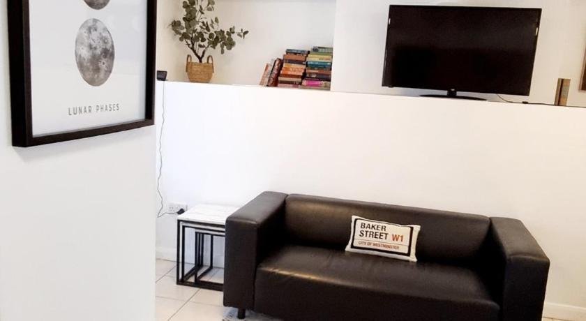 Gravesend 1 Bedroom Flat 2 Min Walk to Station & Town Centre - B