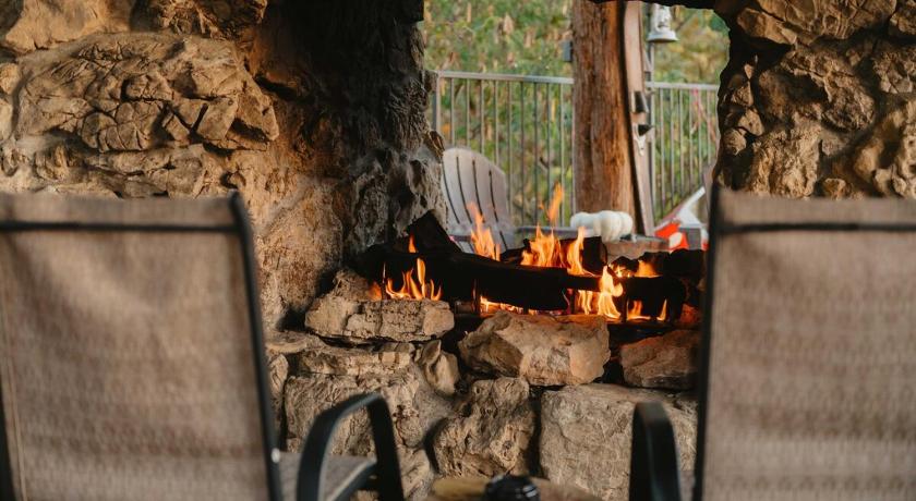 Eureka Springs Stonegate Lodge Fire Pit 50in TV Salt Water Pool Fast Wi-Fi Room #301 4-Star Accommodation restaurant