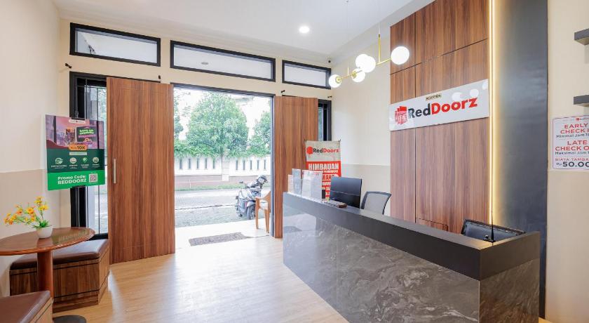 RedDoorz near Siloam Karawaci 3 - image 2