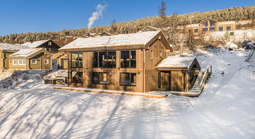 New luxury cabin in Geilo with hot tub, mountain views & ski access