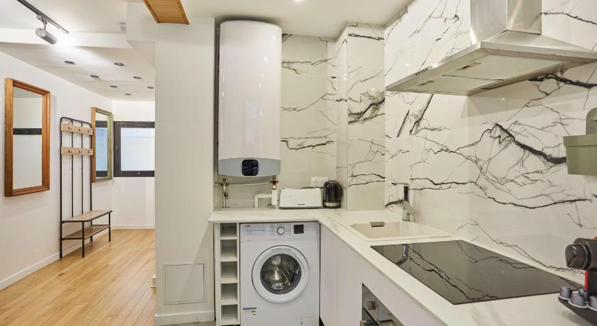 Spacious Apartement center of Paris Montmartre - image 3