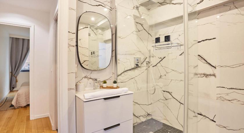 Spacious Apartement center of Paris Montmartre - image 6