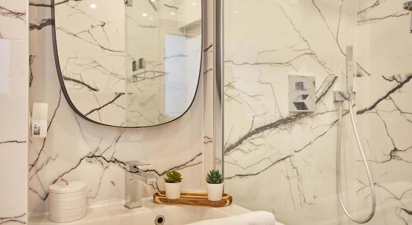 Spacious Apartement center of Paris Montmartre - image 7