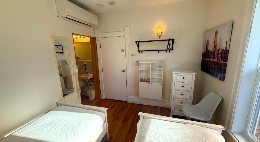 Image of Twin Room with Private Bathroom 4
