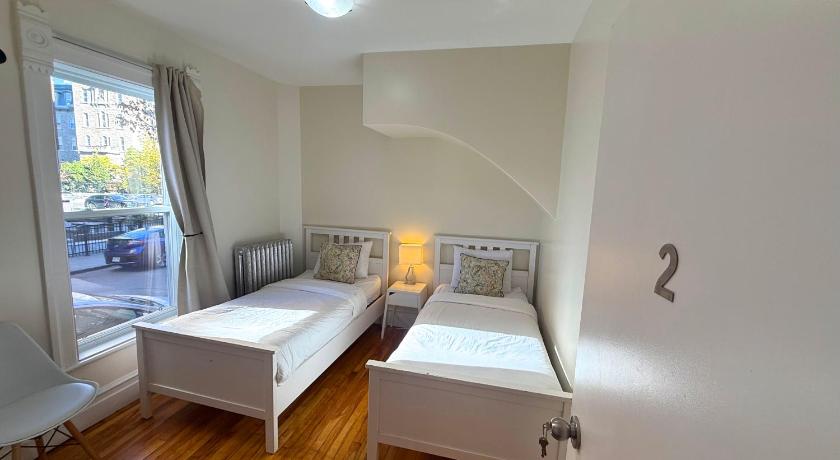 Image of Twin Room with Private Bathroom 1