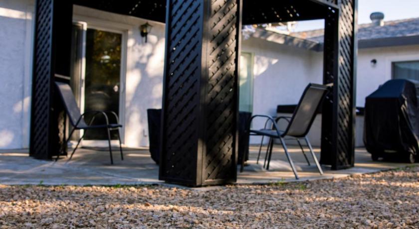 베이커스필드 (CA) Family Friendly Southwest Bakersfield Retreat with Jacuzzi and Fenced Yard 4성급 숙소 수영장