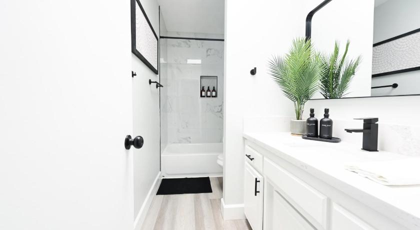 베이커스필드 (CA) Family Friendly Southwest Bakersfield Retreat with Jacuzzi and Fenced Yard 4성급 숙소 수영장
