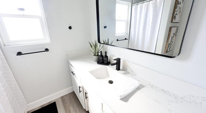 베이커스필드 (CA) Family Friendly Southwest Bakersfield Retreat with Jacuzzi and Fenced Yard 4성급 숙소 로비