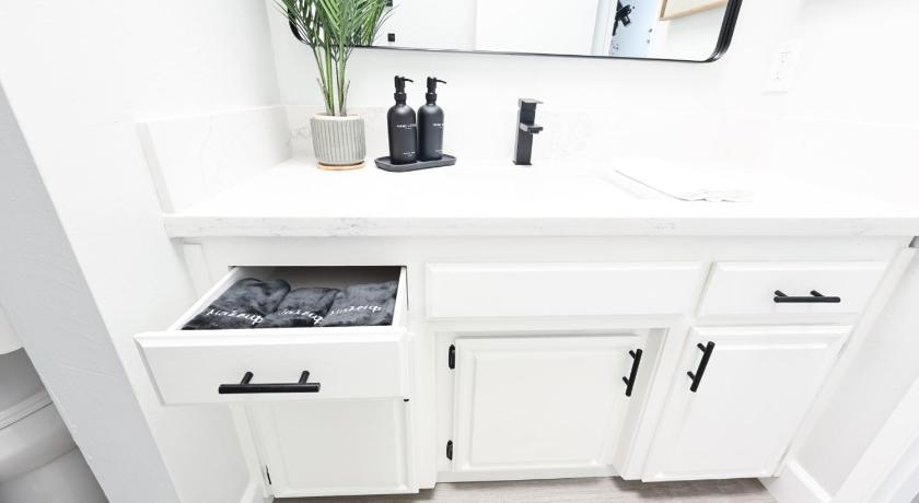 베이커스필드 (CA) Family Friendly Southwest Bakersfield Retreat with Jacuzzi and Fenced Yard 4성급 숙소 객실