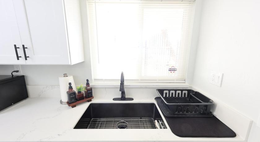 베이커스필드 (CA) Family Friendly Southwest Bakersfield Retreat with Jacuzzi and Fenced Yard 4성급 숙소 스위트룸